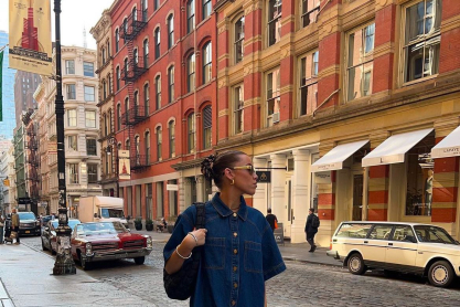 Βρήκαμε τo denim φόρεμα από τα Marks & Spencer που θα φοράς συνέχεια την άνοιξη – Ταιριάζει με sneakers και κομψά φλατ