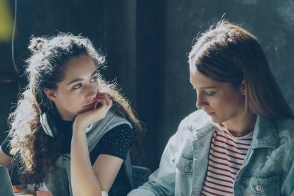 Job hugging: Γιατί δεν παραιτείται πια κανείς από τη δουλειά του;