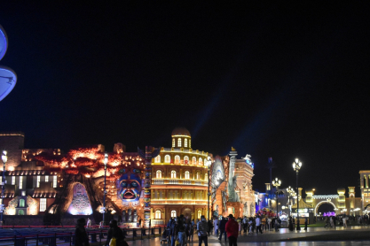 «Bλέπουμε Φιλαράκια και Premier League»: Πώς μένουν ψύχραιμοι οι εργαζόμενοι στο Ντουμπάι