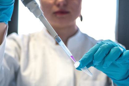 Ζωή έως και 250 έτη; Ιάπωνες επιστήμονες ανακάλυψαν «κουμπί διακοπής» για τη γήρανση των κυττάρων