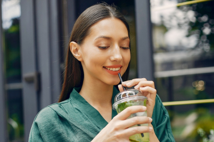 Μπορούμε πραγματικά να αποτοξινωθούμε από τα μικροπλαστικά; 
