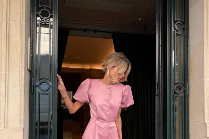 3 σατέν φορέματα από τα Mango για καλεσμένες σε ανοιξιάτικο γάμο – Είναι τέλεια και για κουμπάρα