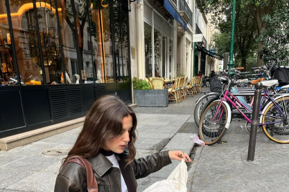 Φόρεμα & sneakers: Πώς ο πιο άνετος συνδυασμός θα γίνει το go to σύνολό σου για κάθε περίσταση