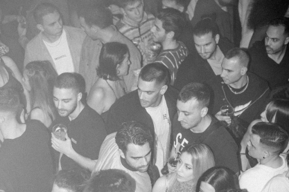 Λιγότερο σεξ, περισσότερη ψηφιακή συντροφικότητα: Τι συμβαίνει στη Gen Z;