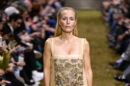 Η Τζίλιαν Άντερσον σε ρόλο μοντέλου – Έκλεισε το show της Miu Miu και εντυπωσίασε