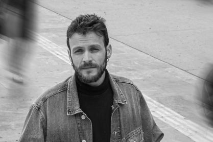 Γιώργος Μπένος: «Δεν ονειρεύομαι μεγάλους ρόλους, αλλά ρόλους που να τσαλακώνομαι»