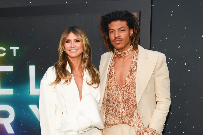 Χένρι Σάμουελ: Ποζάρει στο πλάι της μητέρας του, Χάιντι Κλουμ - Εντυπωσίασαν στο κόκκινο χαλί