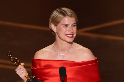 H Τζέσι Μπάκλεϊ κέρδισε το Όσκαρ του Α’ Γυναικείου - “Το αφιερώνω στο όμορφο χάος της καρδιάς μιας μητέρας”