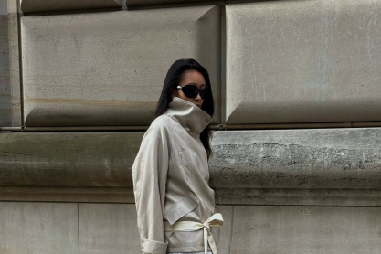 Το κοντό trench coat από τα Zara που θα φοράς όλη την άνοιξη – Ο ιδιαίτερος γιακάς που κάνει τη διαφορά