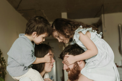 Γιατί η συναισθηματική ασφάλεια είναι το κλειδί για να μεγαλώσουν οι γονείς ευτυχισμένα παιδιά