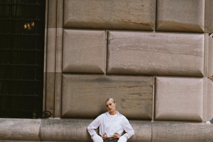 4 λεκέδες που δεν πρέπει να ξεπλύνεις ποτέ με ζεστό νερό κι όμως το κάνεις συνέχεια και καταστρέφεις τα ρούχα σου