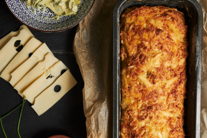 Εύκολο αλμυρό κέικ με τυρί και κολοκυθάκια στο air fryer 