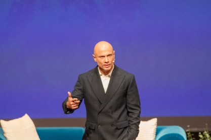 Ο Μάνος Χατζημαλωνάς στο "Είμαι Εδώ Για Εσένα" 2026: «Για μένα γυναίκα σημαίνει αφετηρία και προορισμός»