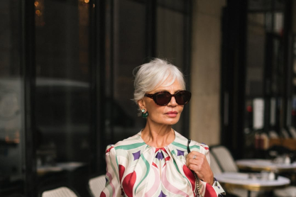 Μετά τα 50: Πώς να φορέσεις τη μίντι φούστα σαν fashion pro αυτή την άνοιξη