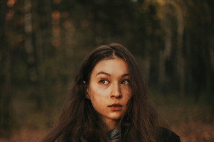 Μοναξιά: 7 “αθόρυβα” χαρακτηριστικά που κρατούν τους ανθρώπους συναισθηματικά απομονωμένους