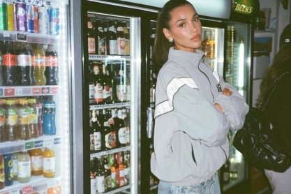 Το απρόσμενο πανωφόρι που κυριαρχεί τώρα έρχεται από τα '80s και είναι ευέλικτο και cool