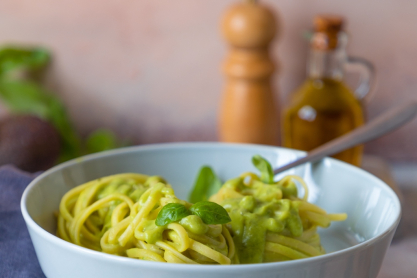 Ζυμαρικά με κρέμα αβοκάντο: Η εύκολη, κρεμώδης συνταγή έτοιμη σε 15 λεπτά
