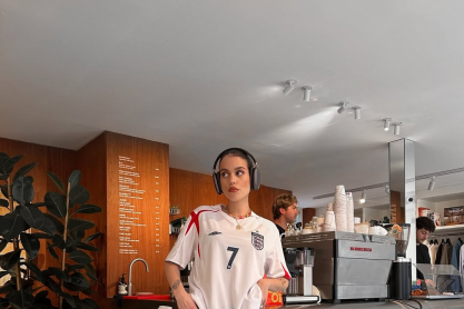 Μπορεί μια ποδοσφαιρική μπλούζα να φορεθεί με στιλ; Ναι και θέλουμε να αντιγράψουμε αυτά τα 10 looks