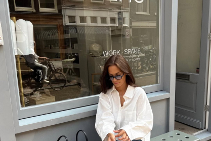 Τέλος στα βαρετά πουκάμισα: Οι επιλογές που θα φέρουν ρομαντικό twist στην ανοιξιάτικη γκαρνταρόμπα σου