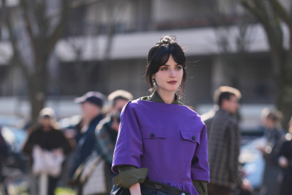 Tο χρώμα που θα αντικαταστήσει το λευκό είναι δυναμικό και πολυτελές – Πώς να το φορέσεις 