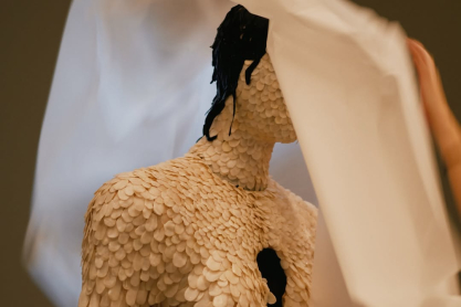 Όταν τέχνη και μόδα συγκρούονται προκύπτει το σουρεαλιστικό διήγημα της Έλσα Σκιαπαρέλι