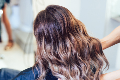 Μπαλαγιάζ και ημιμόνιμη βαφή μαλλιών: Το μυστικό για φυσικό χρώμα με διάρκεια και λάμψη