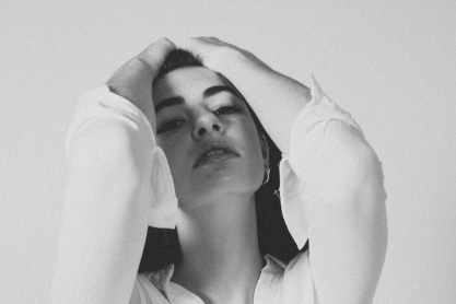 4 αδιάψευστα σημάδια ότι χαίρεται κρυφά με τις δυσκολίες σου - κι ας παριστάνει το αντίθετο 