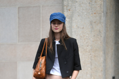 Με τι να φορέσεις τα sneakers σου (εκτός από τζιν) για να δείχνεις κομψή όλη την ημέρα