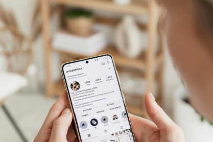 Παγκόσμια Ημέρα Ευτυχίας σήμερα, αλλά τα social media μας βυθίζουν κάθε ημέρα στη θλίψη - Νέα έκθεση