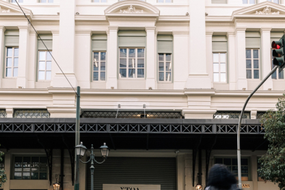 ΣΤΟΑ: Αυτοί είναι οι 17 συνεργάτες που συνθέτουν τον νέο προορισμό της Αθήνας