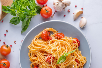 Εύκολα και πεντανόστιμα ζυμαρικά με ντομάτες, κόκκινη πιπεριά και φέτα στο air fryer