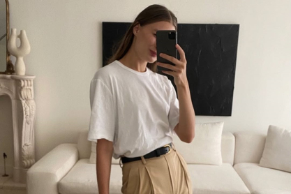 Πώς θα φορέσεις το λευκό t – shirt σαν fashion icon: Από το γραφείο μέχρι την έξοδο στην πόλη