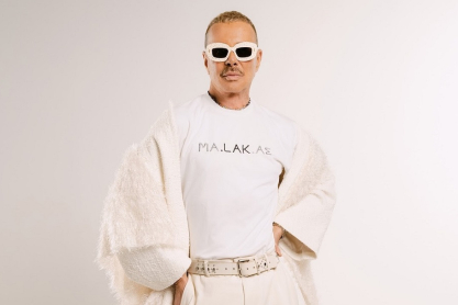 Ο Λάκης Γαβαλάς «μιλάει βρώμικα» στα νέα του t-shirts