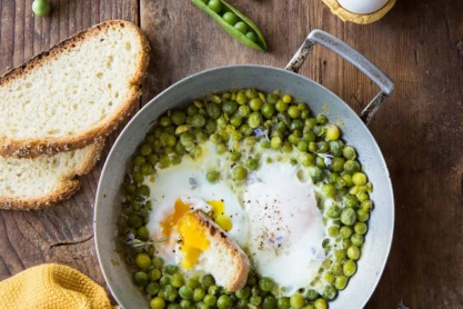 Αυγά με αρακά: Το απλό σπιτικό φαγητό που θυμίζει παιδικά χρόνια