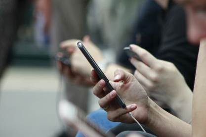 Οι ενήλικες απομακρύνονται από τα social media, στρέφονται όμως στην τεχνητή νοημοσύνη, σύμφωνα με έρευνα