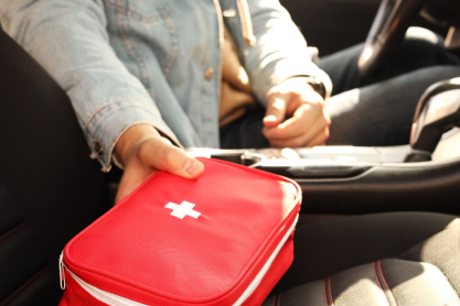 Τα 16 πράγματα που πρέπει να έχουμε στο φαρμακείο του αυτοκινήτου