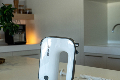 Αφράτη ατομική τυρόπιτα σε 5' που μοιάζει σαν να την πήρες απ’ έξω: Με τη δύναμη του Hand mixer Styline γίνεται