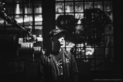 Έ&nu;&alpha; &nu;&epsilon;&kappa;&rho;&omicron;&tau;&alpha;&phi;&epsilon;ί&omicron; &rho;&omicron;ύ&chi;&omega;&nu; &kappa;&alpha;&iota; &tau;&omicron; &beta;&alpha;&rho;ύ &tau;ί&mu;&eta;&mu;&alpha; &tau;&eta;&sigmaf; &gamma;&rho;ή&gamma;&omicron;&rho;&eta;&sigmaf; &mu;ό&delta;&alpha;&sigmaf; &sigma;&tau;&omicron; &pi;&epsilon;&rho;&iota;&beta;ά&lambda;&lambda;&omicron;&nu; - &Omicron; &Iota;ά&pi;&omega;&nu;&alpha;&sigmaf; &sigma;&kappa;&eta;&nu;&omicron;&theta;έ&tau;&eta;&sigmaf; &tau;&omicron;&upsilon; &laquo;Dust to Dust&raquo;, Kosai Sekine, &sigma;&tau;&omicron; JennyGr