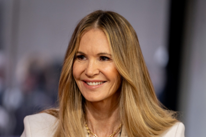 Η Ελ Μακφέρσον ποζάρει στα 62 της με εσώρουχα, χωρίς φίλτρα, και είναι υπέροχη