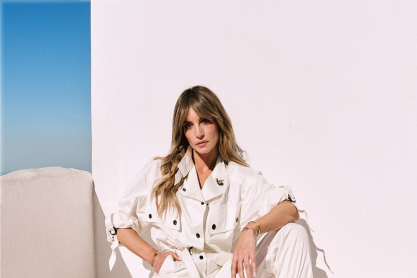 Η Αθηνά Οικονομάκου ζει το δικό της “Summer of Love” στη νέα καμπάνια της Envie Shoes για τη συλλογή Άνοιξη-Καλοκαίρι 2026