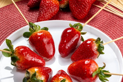 Το πιο viral γλυκό: Καραμελωμένες φράουλες με 3 μόνο υλικά