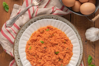 Μεσογειακή στραπατσάδα με ντομάτα γεμάτη γεύση και άρωμα