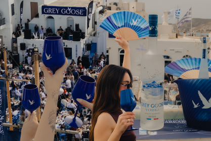 Πάσχα στην Πάρο με την Grey Goose: Mοναδικές εικόνες από τo viral κυκλαδίτικο γλέντι στο γραφικό λιμανάκι της Νάουσας