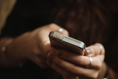 Γιατί αφήνουμε μηνύματα στο read: Η ψυχολογία πίσω από το «δεν απαντάω τώρα