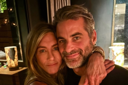 Η Τζένιφερ Άνιστον είναι full in love με τον Τζιμ Κέρτις και δεν έχει λόγο να το κρύψει