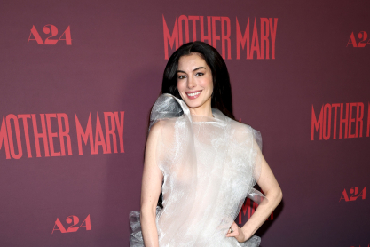 Αν Χάθαγουεϊ με couture δημιουργία και κοσμήματα αξίας άνω των 100.000 δολαρίων