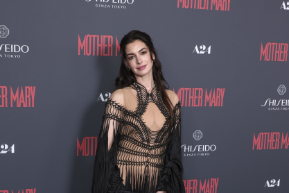 Αν Χάθαγουεϊ: Με φόρεμα του οίκου Iris Van Herpen σε μια εμφάνιση που ισορροπεί μεταξύ θεατρικότητας και δραματικότητας