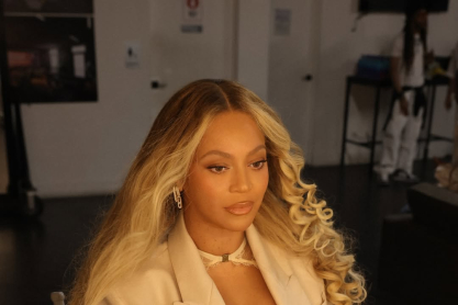 Η Μπιγιονσέ μόνο με το lingerie της και μία καμπαρντίνα - Οι φωτογραφίες στο Instagram