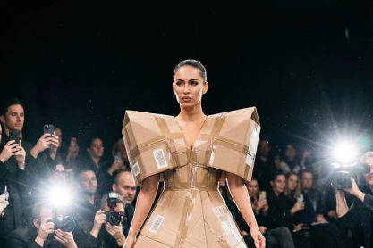 Ο Balenciaga κυκλοφόρησε φόρεμα - χαρτόκουτο; Το shipping box dress που έχει γίνει viral στα social media δεν είναι αυτό που νομίζεις