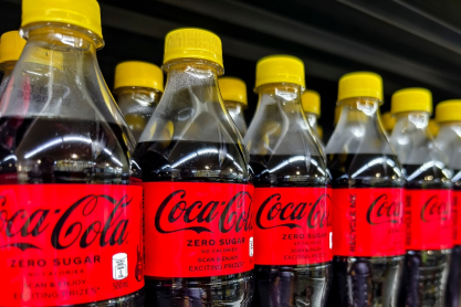 Γιατί εμφανίστηκαν ξανά τα κίτρινα καπάκια στην Coca Cola - Ποιος ο συμβολισμός τους